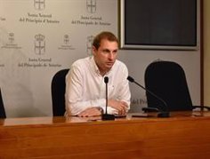 Jonás Fernández (PSOE) fait à nouveau la promotion du pavillon du Parlement européen à la Foire