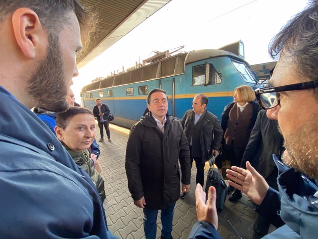 Albares arrive à Kyiv pour livrer 30 ambulances