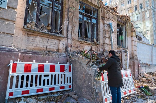 Albares réitère le soutien de l&rsquo;Espagne à l&rsquo;Ukraine après avoir visité les zones bombardées et promet d&rsquo;aider à la reconstruction