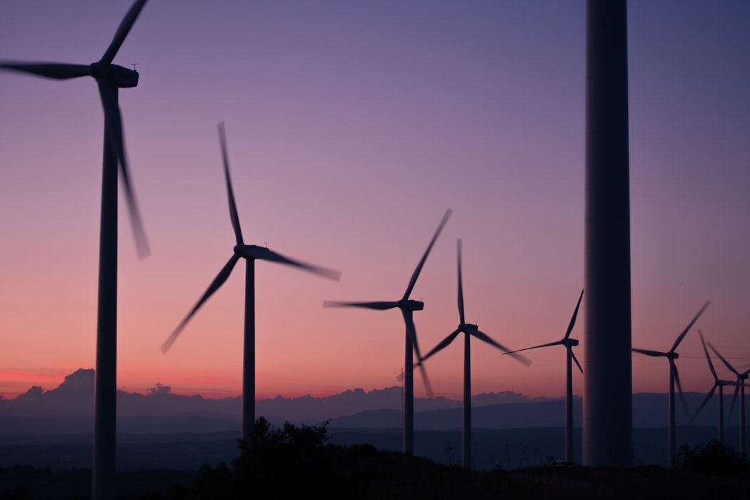 Plus de 1 000 milliards de dollars investis dans l&rsquo;énergie verte en 2022. Voici ce que vous devez savoir sur la façon dont la transition énergétique s&rsquo;accélère malgré la crise