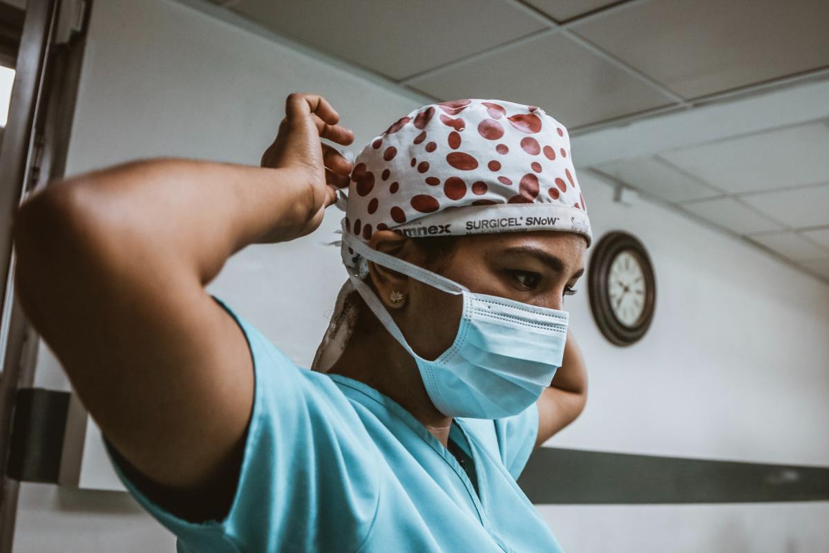 Les héros méconnus : étudiants en médecine et médecins réfugiés et demandeurs d’asile en temps de guerre et de paix