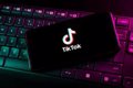 La Lituanie n&rsquo;interdit pas TikTok sur les appareils officiels, mais recommande de désinstaller l&rsquo;application