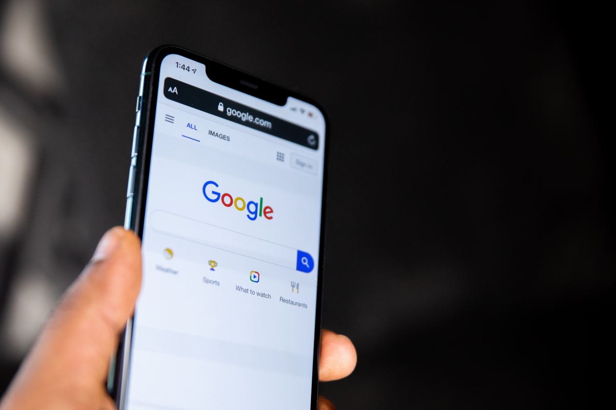 Loi sur les services numériques : la Commission désigne le premier ensemble de très grandes plateformes en ligne et de moteurs de recherche