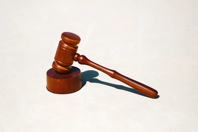 Anti-SLAPP : protection de l’UE contre les actions en justice qui font taire les voix critiques