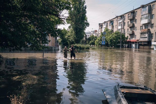 Au moins sept pays de l’UE mobilisent une aide pour les inondations en Ukraine après l’explosion du barrage de Kajovka