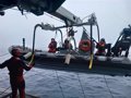 Le patrouilleur de la marine &lsquo;Alborán&rsquo; assiste un homme depuis un bateau de pêche dans l&rsquo;Atlantique Nord