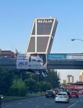 Les indépendantistes catalans placent une banderole à Madrid en soutien à Puigdemont, retiré quelques heures plus tard