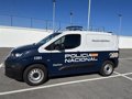 Trois camionnettes électriques avec un laboratoire de police scientifique rejoignent le siège de la Cantabrie