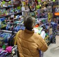 Économie-L’UE interdit les microplastiques ajoutés intentionnellement à des produits tels que les détergents, les cosmétiques ou les jouets