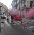 Deux personnes arrêtées lors d’une action contre le sommet de Grenade au cours de laquelle ils sont restés collés au sol, bloquant la circulation