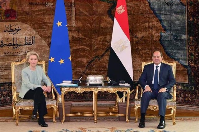 Von der Leyen remet personnellement l&rsquo;aide humanitaire de l&rsquo;UE pour Gaza au Croissant-Rouge égyptien