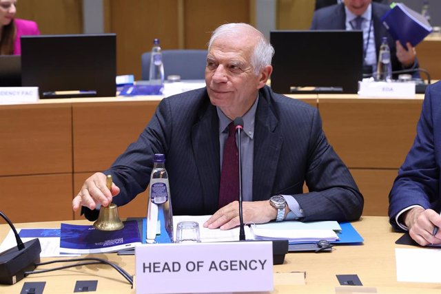 Borrell défend que l’on peut critiquer Israël sans être qualifié d’antisémite, tout comme Franco peut être critiqué sans l’être. « anti-espagnol »