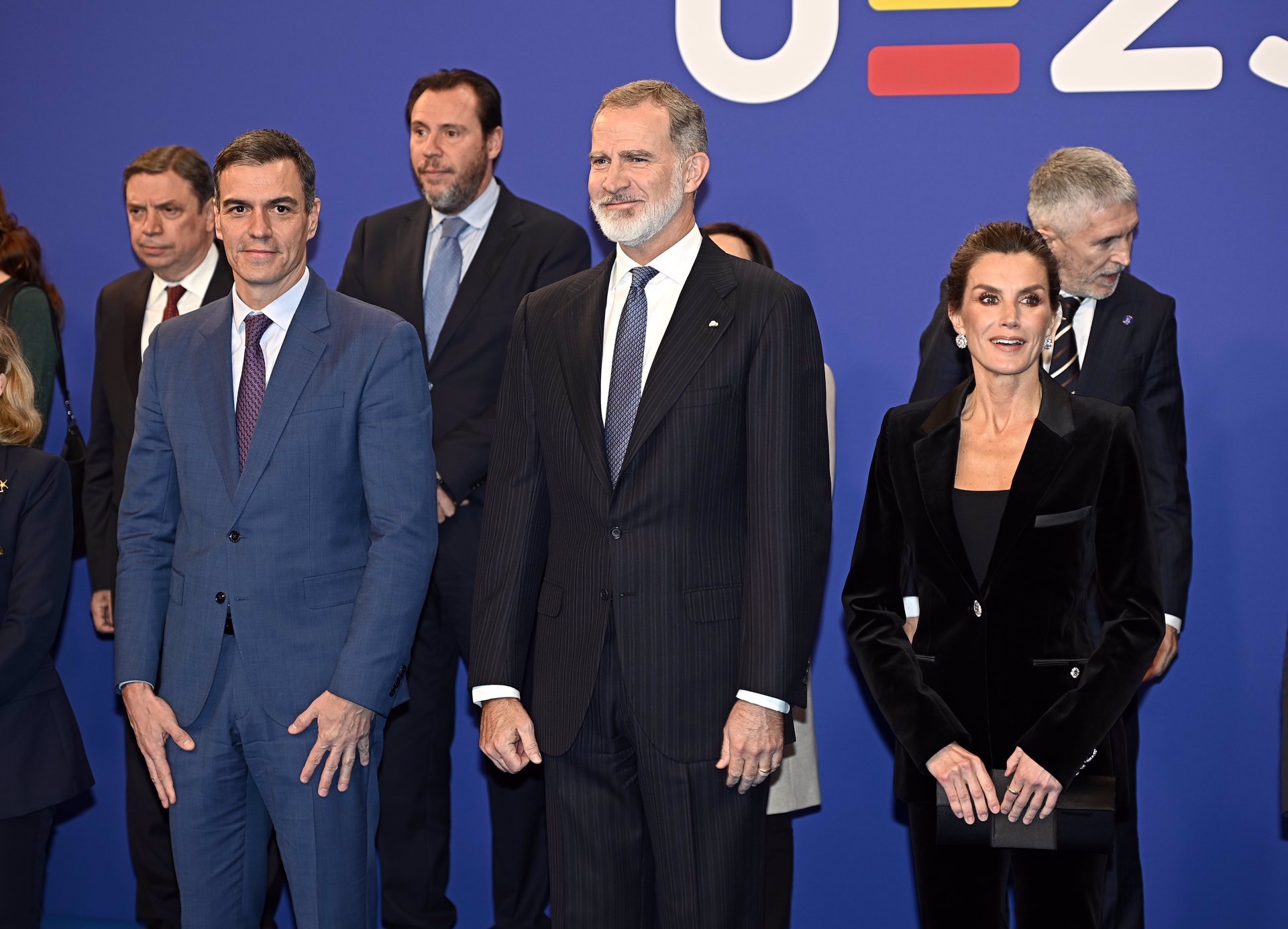 La reine Letizia opte pour un costume en velours signé Paco Rabanne