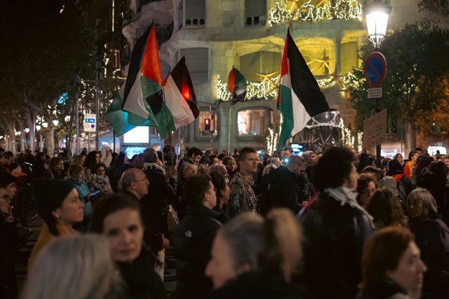 Quelque 300 personnes se rassemblent contre le « génocide » à Gaza devant le siège de l’UE à Barcelone