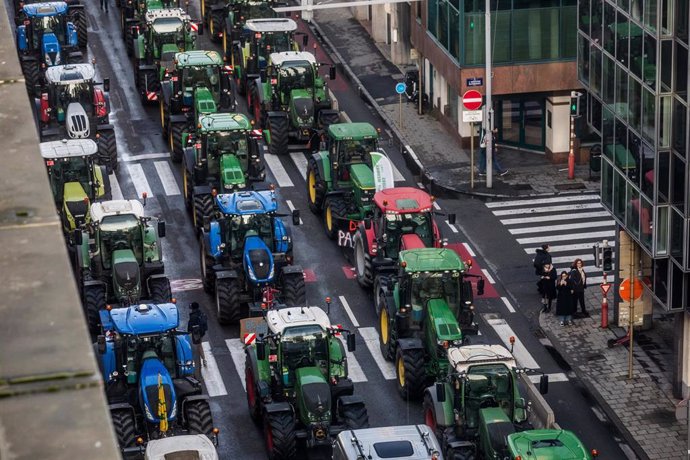 Les agriculteurs bloquent le voisinage européen avec environ 900 tracteurs pour exiger plus d&rsquo;aide et assouplir la PAC