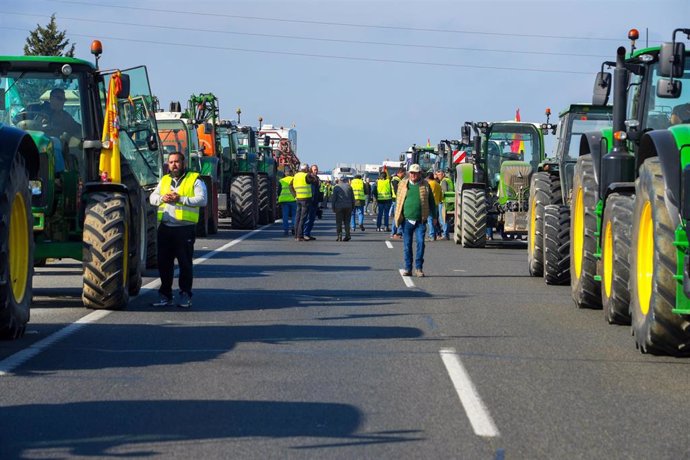 Les tracteurs laissent des coupures de trafic dans plusieurs provinces avec des incidents sur l’AP-4, la N-IV, l’A-7 ou l’A-92