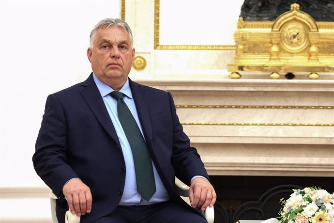 Les « Patriotes pour l'Europe » d'Orbán, troisième force avec 84 sièges au Parlement européen après l'adhésion de Le Pen et Salvini