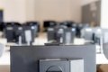 Le Conseil lance un appel d'offres pour l'acquisition de mobilier et de matériel informatique pour 33 centres pour adultes et 15 IES qui enseignent la PF