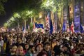Des manifestants se rassemblent devant le Parlement pour protester contre l'abandon de la voie européenne