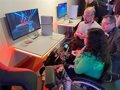 Un influenceur joueur visite les bureaux d'Inserta Empleo Sevilla pour tester la nouvelle manette PlayStation 5
