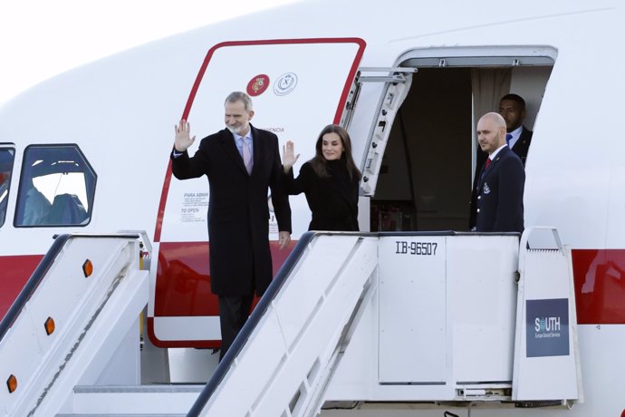 La reine Letizia, accompagnée du roi Felipe, choisit un style chaleureux et sophistiqué pour son voyage en Italie