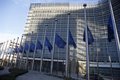 Les institutions de l'UE honorent le pape François agitant leurs drapeaux à moitié-masast