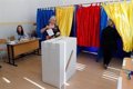 Les écoles électorales s'ouvrent en Roumanie pour un vote ajusté qui décidera si le chemin européen est maintenu