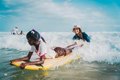 Blanca Alabau amène une centaine d'enfants à surfer à Cabo Verde