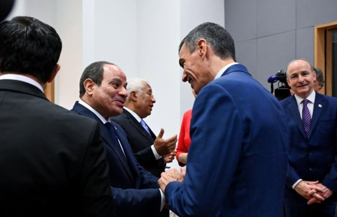 Sánchez participe au dîner des dirigeants avec le président égyptien, où ils discutent des mesures à prendre après l'accord de Gaza