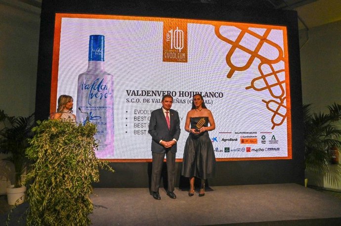 Planas remet le prix de la meilleure huile d'olive extra vierge d'Espagne à la coopérative Colival de Valdepeñas