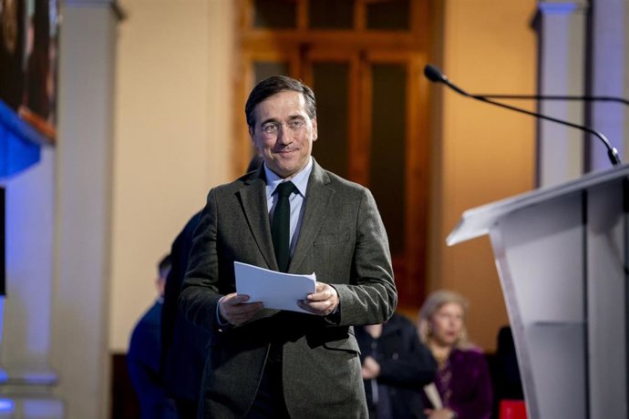 Albares reconnaît que les images des États-Unis « submergent tout le monde » et oppose le modèle d'immigration espagnol à celui de Trump