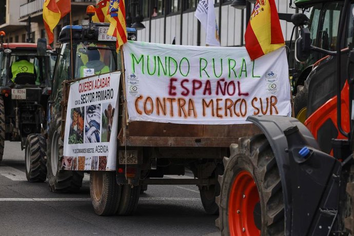 La campagne descend dans la rue lors du « Super Jeudi » avec des tracteurs pour protester contre les coupes budgétaires du PAC et du Mercosur.