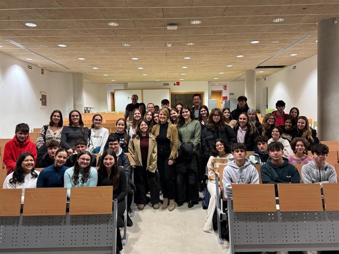 La députée européenne Rosa Estaràs (PP) donne une conférence sur l'UE aux étudiants de l'IES Sineu