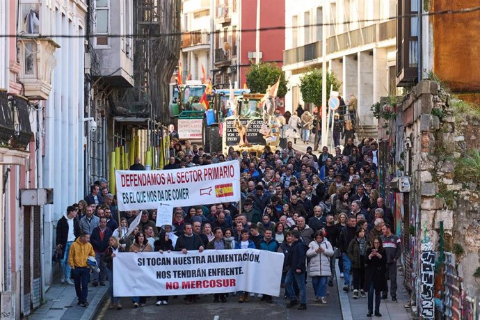 Plus de 25 000 agriculteurs et éleveurs et 15 000 tracteurs descendent dans les rues lors du « super jeudi de campagne »