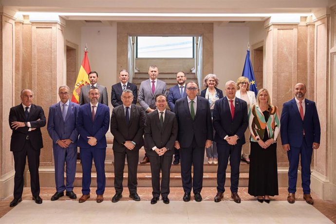 Albares renvoie l'accord de Gibraltar à la Junte et aux maires de Campo et demande à comparaître au Congrès