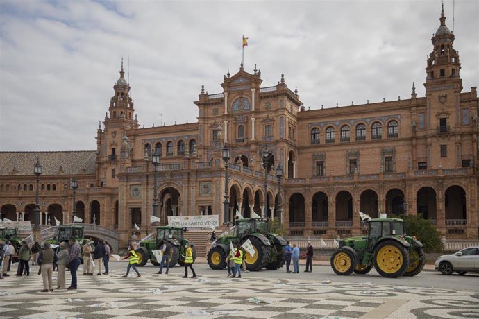 Des tracteurs de toute la province arrivent ce mardi sur la Plaza de España à Séville contre l'accord UE-Mercosur
