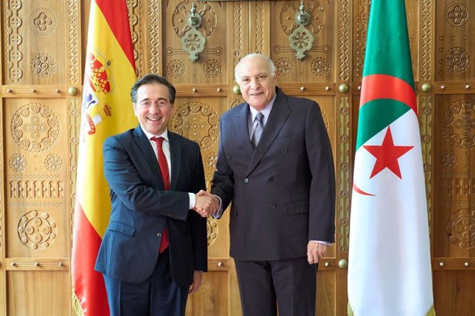 Albares considère la crise avec l'Algérie réglée et annonce une « nouvelle étape » dans la relation, avec notamment un sommet bilatéral