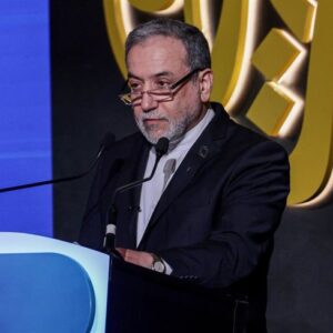 Araqchi discute de l'escalade de la guerre en Iran avec le chef de la diplomatie européenne et la médiation omanaise