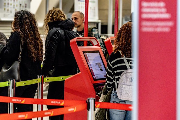 Les Affaires étrangères envisagent « toutes les options offrant des garanties raisonnables de succès » pour évacuer les Espagnols par voie terrestre et aérienne