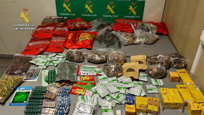 Plus de 30 kilos de nourriture interdite et des centaines de drogues interceptés à l'aéroport de Noáin