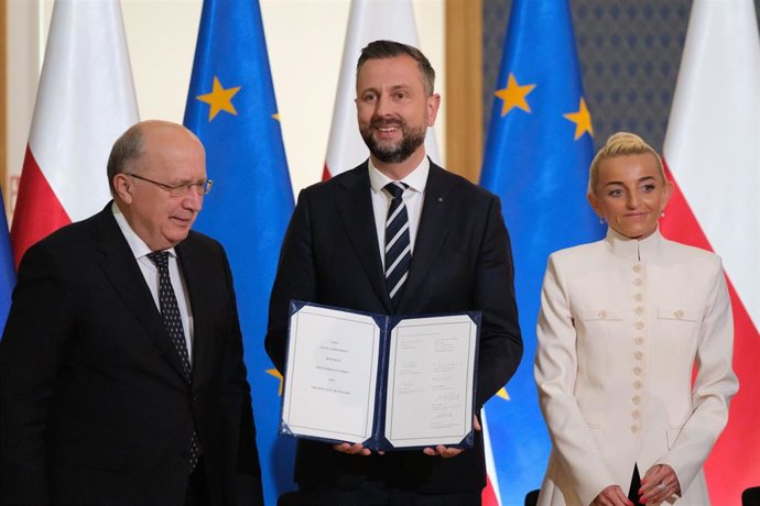 La Pologne reçoit le premier versement du prêt SAFE pour son réarmement, après avoir surmonté le veto de son président
