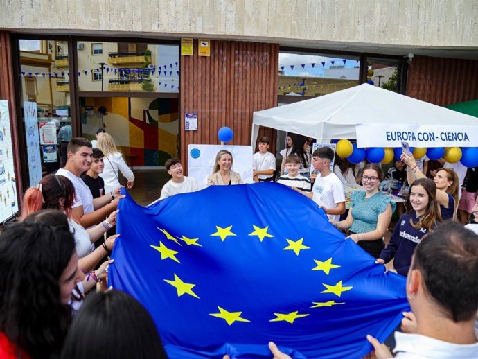 Les jeunes d'Alcalá (Séville) réclament la paix avec un festival de musique, des activités et un manifeste pour la Journée de l'Europe