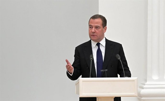 Medvedev prévient l'Europe que « les rêves de paix sont terminés » après l'impact d'un drone en Roumanie