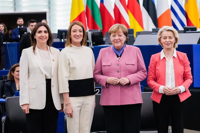 Merkel encourage l'UE à « continuer à réglementer » les réseaux sociaux et l'IA car ils représentent « un risque » pour la démocratie