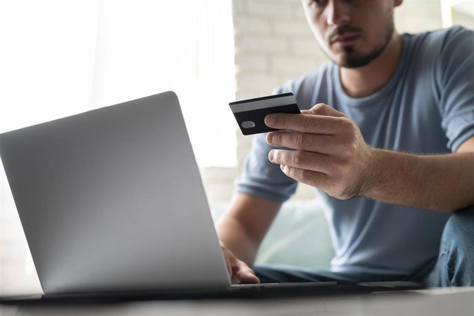 L'OCU dénonce le retard de l'Espagne dans l'adoption de la règle du bouton de retrait dans le commerce électronique