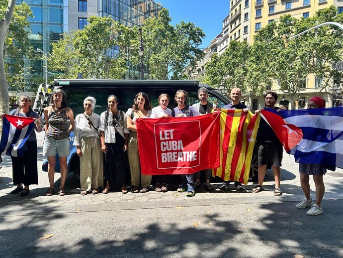 Le convoi « Laissez Cuba respirer » critique « l'incohérence » de l'UE devant le bureau du Parlement européen à Barcelone