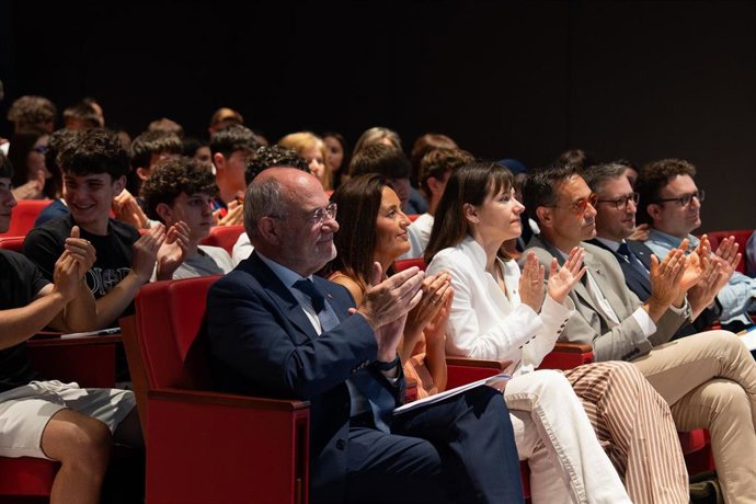 Le gouvernement et l'UE encouragent les écoles et les instituts à « parrainer » les valeurs de l'Union