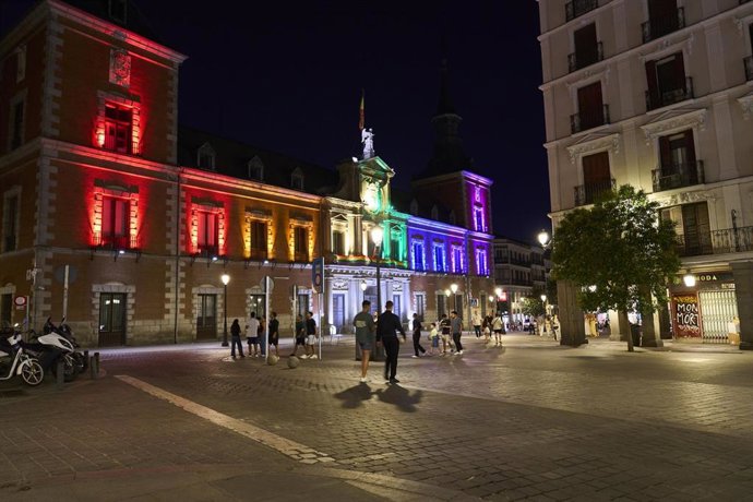 Les Affaires étrangères illuminent son siège et arborent le drapeau arc-en-ciel pour la Journée internationale de la fierté LGTBI+