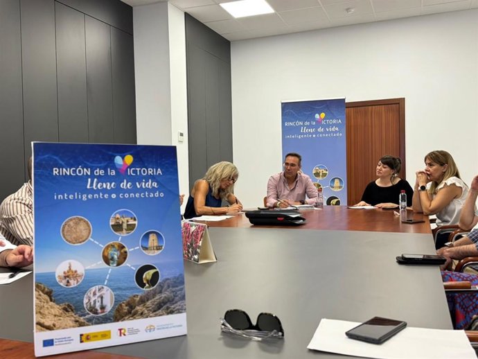 Rincón de la Victoria (Málaga) et le secteur du tourisme discutent de l'avancement du projet « Smart Tourist Destination »
