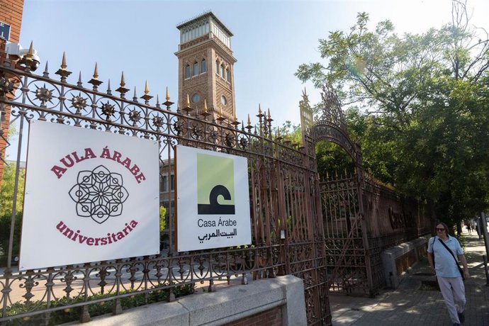 Albares discute avec Almeida pour tenter de garantir que la Maison Arabe perdure dans son siège actuel à Madrid
